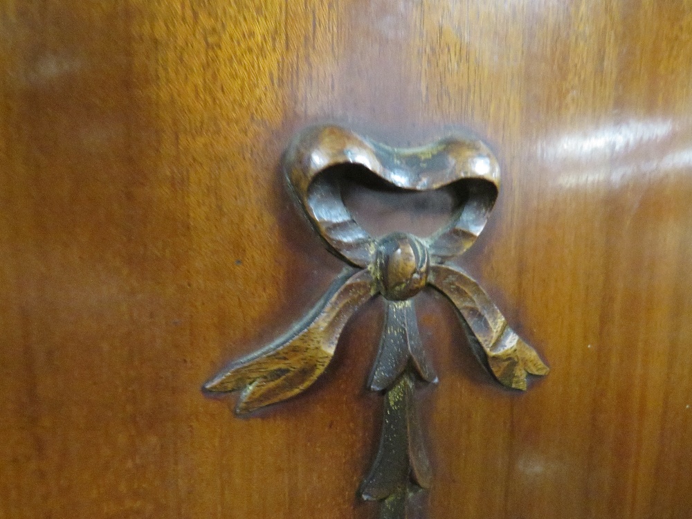 AN EARLY 20TH CENTURY MAHOGANY FIRE SURROUND/OVERMANTLE MIRROR - Image 2 of 3