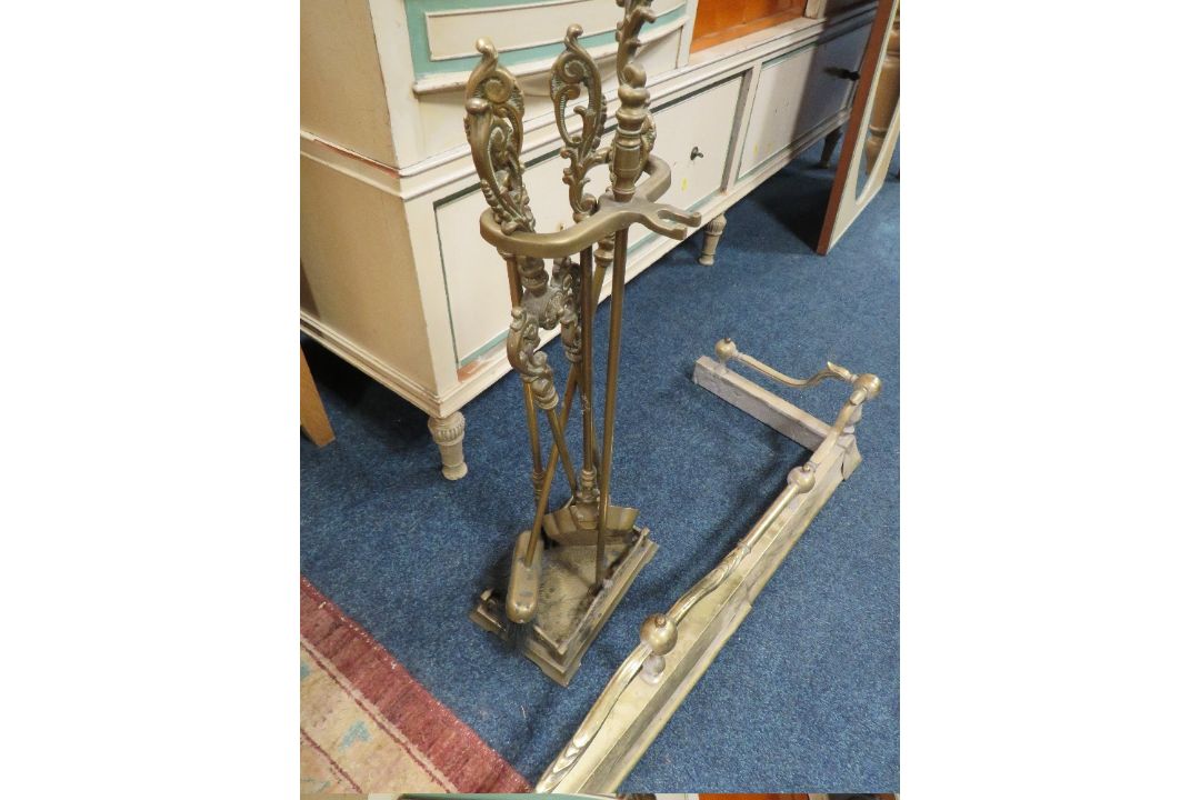 A VINTAGE BRASS FENDER WITH COMPANION SET - Image 3 of 3