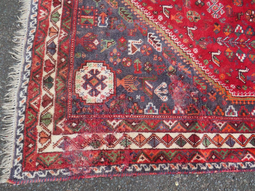 A LARGE EASTERN RED/BLACK WOOLLEN RUG - APPROX 300 x 213 cm - Image 2 of 6