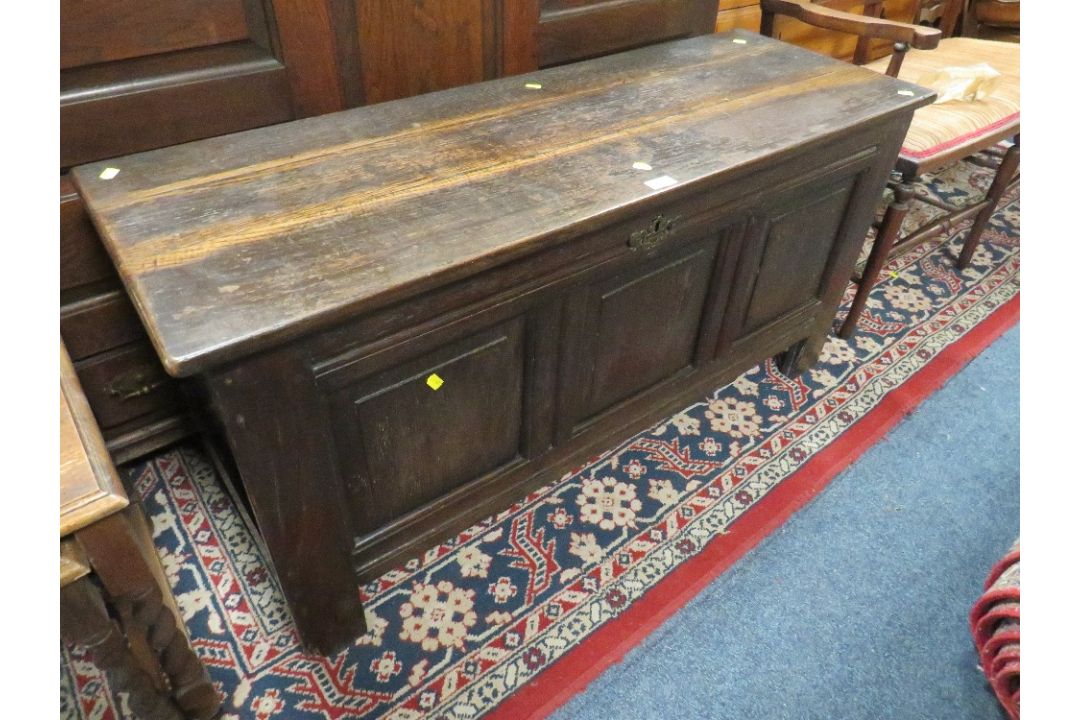 AN OAK TRIPLE PANEL COFFER W 150 CM - Image 1 of 2