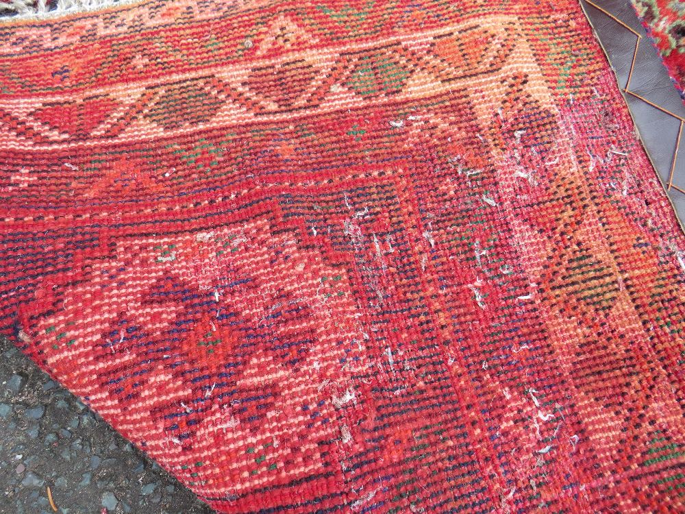 A LARGE EASTERN RED/BLACK WOOLLEN RUG - APPROX 300 x 213 cm - Image 6 of 6