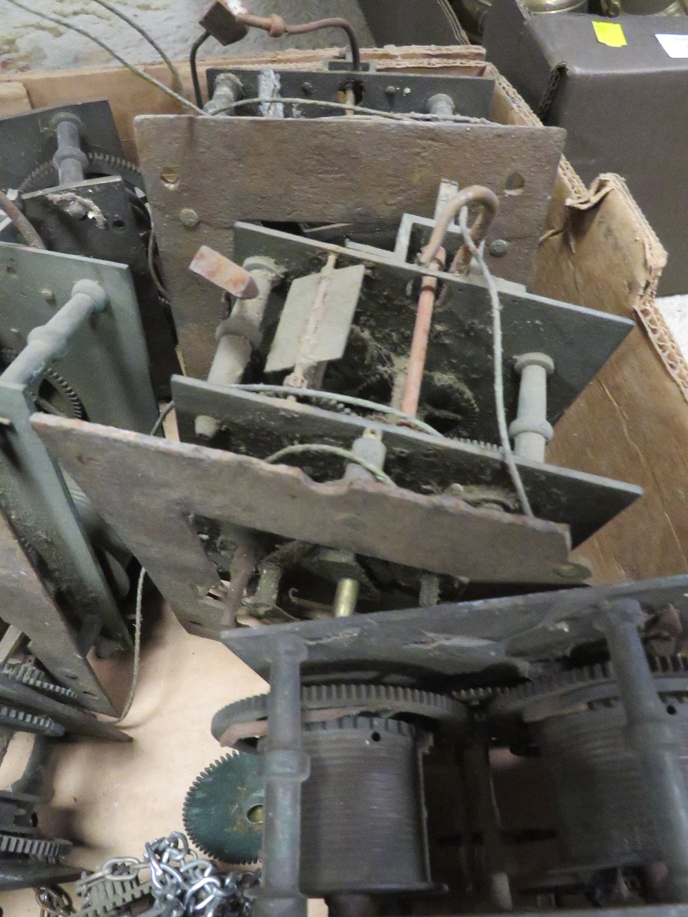 A TRAY OF VINTAGE CLOCK MOVEMENTS A/F - Image 3 of 4
