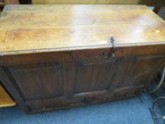 AN ANTIQUE OAK PANELLED MULE CHEST W110 CM