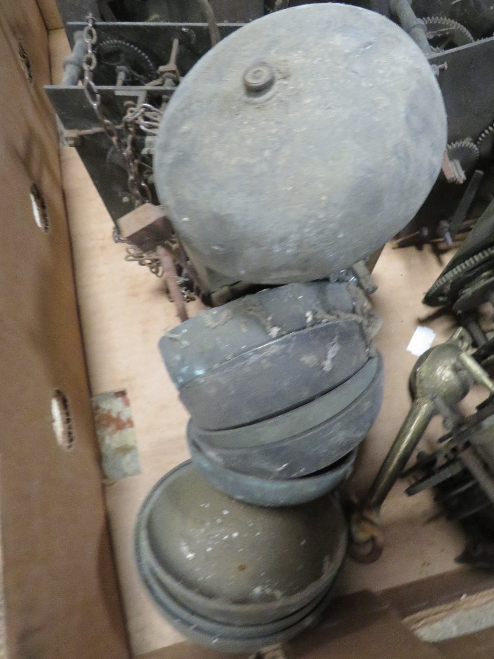 A TRAY OF VINTAGE CLOCK MOVEMENTS A/F - Image 2 of 4