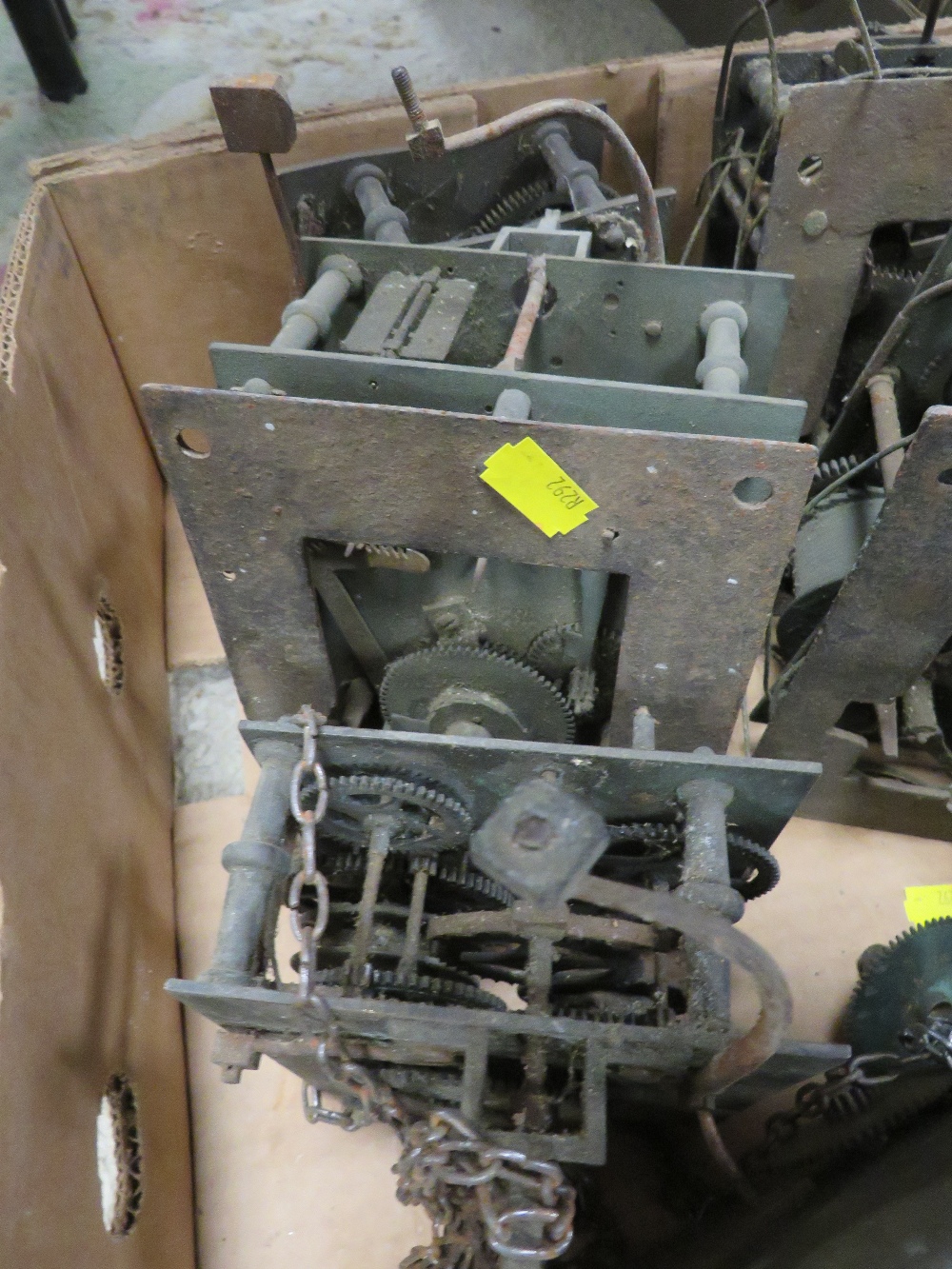 A TRAY OF VINTAGE CLOCK MOVEMENTS A/F - Image 4 of 4