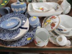 TRAY OF CERAMICS TO INCLUDE WEDGWOOD JASPER WARE, ROYAL WORCESTER EVESHAM ETC