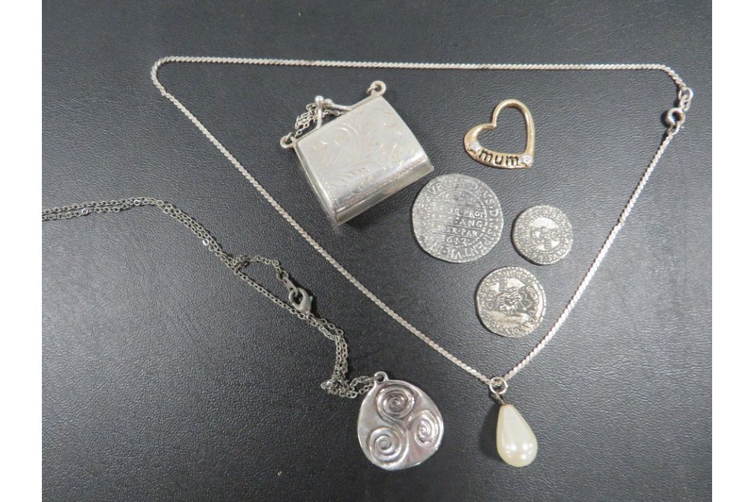 SMALL QUANTITY OF JEWELLERY AND COLLECTABLE'S TO INCLUDE A MINIATURE PURSE