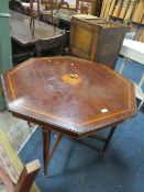 AN EDWARDIAN MAHOGANY INLAID OCTAGONAL TABLE ( ONE CASTOR- LOOSE ) A/F