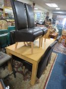 A MODERN LIGHT OAK EFFECT DINING TABLE & SIX CHAIRS
