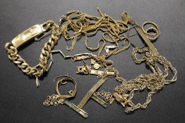 A QUANTITY OF YELLOW METAL JEWELLERY PIECES