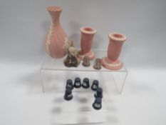 A SMALL BOX OF WEDGWOOD THIMBLES, PINK JASPERWARE AND A FIGURE OF A RABBIT