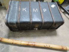 A SIX RIB WOODEN VINTAGE TRAVEL CASE TOGETHER WITH A DIGGERY DOO