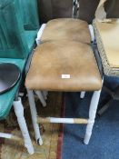 A PAIR OF TAN LEATHER KITCHEN / BAR STOOLS
