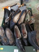 A TRAY OF VINTAGE LADIES SHOES TO INCLUDE EARLY 20TH CENTURY EXAMPLES