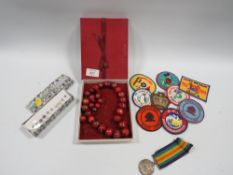 A SMALL QUANTITY OF COLLECTABLE'S TO INCLUDE A WW1 MEDAL WITH NAME SCRATCHED OUT, CLOTH BADGES, ETC