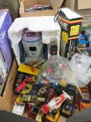 A TRAY OF VINTAGE TOYS ETC TO INCLUDE DIE-CAST CARS AND A REMOTE CONTROL STEVE THE BUTLER TOY