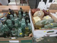 A TRAY OF ANTIQUE AND LATER GLASS BOTTLES TOGETHER WITH COLLECTABLE TIN, ART DECO STYLE MANTLE CLOCK