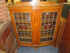 AN EARLY 20TH OAK LEADED/GLAZED BOOKCASE W-113 CM