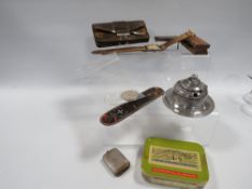 A SMALL TRAY OF COLLECTABLES