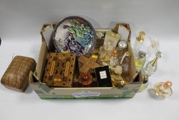 A TRAY OF COLLECTABLE'S TO INCLUDE PERFUME BOTTLES TREEN ETC