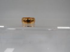 A HALLMARKED 22 CARAT GOLD WEDDING BAND approx 9.6g