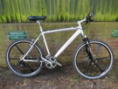 AN ALL ALUMINIUM HYBRID 21 SPEED TREKKING BIKE / BICYCLE