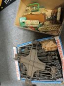A VINTAGE HORNBY TIN PLATE RAILWAY STATION TOGETHER WITH A SMALL TRAY OF VARIOUS HORNBY TRACK