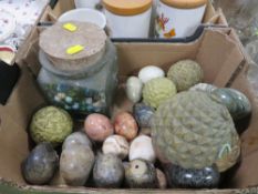 A TRAY CONTAINING A JAR OF VINTAGE MARBLES, POLISHED HARD STONE EGGS ETC