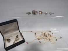 A BAG OF VINTAGE JEWELLERY TO INCLUDE SILVER AND OTHER RINGS ETC