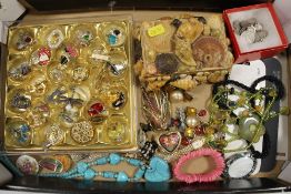 TRAY OF JEWELLERY INCLUDING BROOCHES, RINGS, NECKLACE ETC