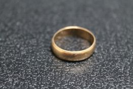 A HALLMARKED 9 CARAT GOLD WEDDING BAND, approx weight 4.8g, ring size V