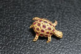 A NOVELTY ARTICULATED 14K YELLOW METAL PENDANT/BROOCH IN THE FORM, OF A TURTLE, approx weight 5.