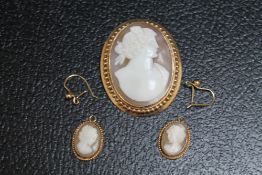 A HALLMARKED 9 CARAT GOLD MOUNTED CAMEO BROOCH, together with a similar pair of earrings, brooch