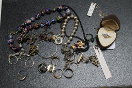 A SELECTION OF COSTUME JEWELLERY TO INCLUDE A 9CT & SILVER RING