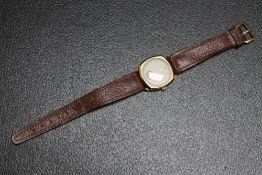 AN AVIA 9 CARAT GOLD WRIST WATCH, Dia 3 cm