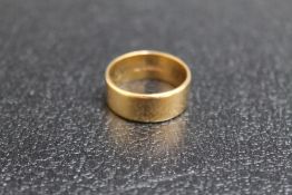 A HALLMARKED 18 CARAT GOLD WEDDING BAND, approx weight 9.5g, ring size U