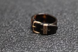 AN UNUSUAL NOVELTY TORTOISESHELL RING IN THE FORM OF A BUCKLE, please note ring is oval in shape
