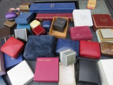 A BOX OF VINTAGE JEWELLERY PRESENTATION BOXES