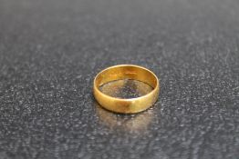 A HALLMARKED 22 CARAT GOLD WEDDING BAND, approx weight 2.6g, ring size O 1/2