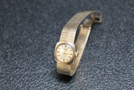 A HALLMARKED 9 CARAT GOLD ROAMER WRIST WATCH, approx weight 27.1g, Dia 1.5 cm