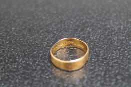 A HALLMARKED 18 CARAT GOLD WEDDING BAND, approx weight 2.6g, ring size Q