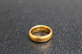 A HALLMARKED 22 CARAT GOLD WEDDING BAND, approx weight 9.6g, ring size K 1/2