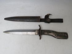 A WW1 GERMAN BAYONET / KNIFE IN METAL SHEATH, blade L 15 cm, overall L 28 cm