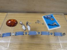 A HALLMARKED SILVER BLUE AGATE STYLE BRACELET TOGETHER WITH A AMBER STYLE BROOCH, SILVER CHARMS ETC