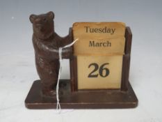 A VINTAGE BLACK FOREST BEAR DESK CALENDAR, L 13 cm, H 11 cm