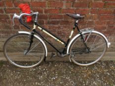 A VINTAGE DAWES LADIES RACING BIKE