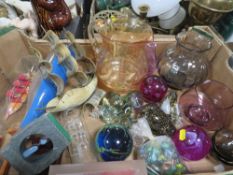 A TRAY OF ASSORTED GLASSWARE TO INCLUDE PAPERWEIGHTS, SHIPS IN BOTTLES ETC