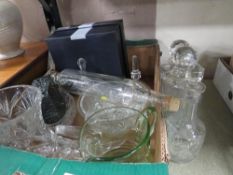 A TRAY OF ASSORTED GLASSWARE