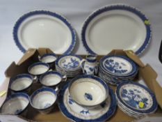 A TRAY OF GILT BLUE/WHITE WILLOW PATTERN TEA AND DINNER WARE