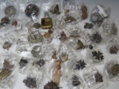 A QUANTITY OF ASSORTED MILITARY BADGES ETC., to include Fusiliers & Scottish types